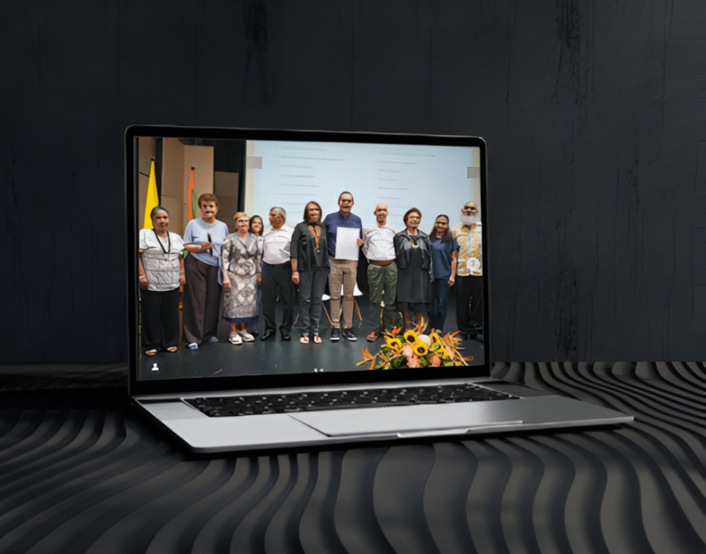 Foto de grupo del Cabildo de Adulto Mayor de Envigado en el escenario de un evento.